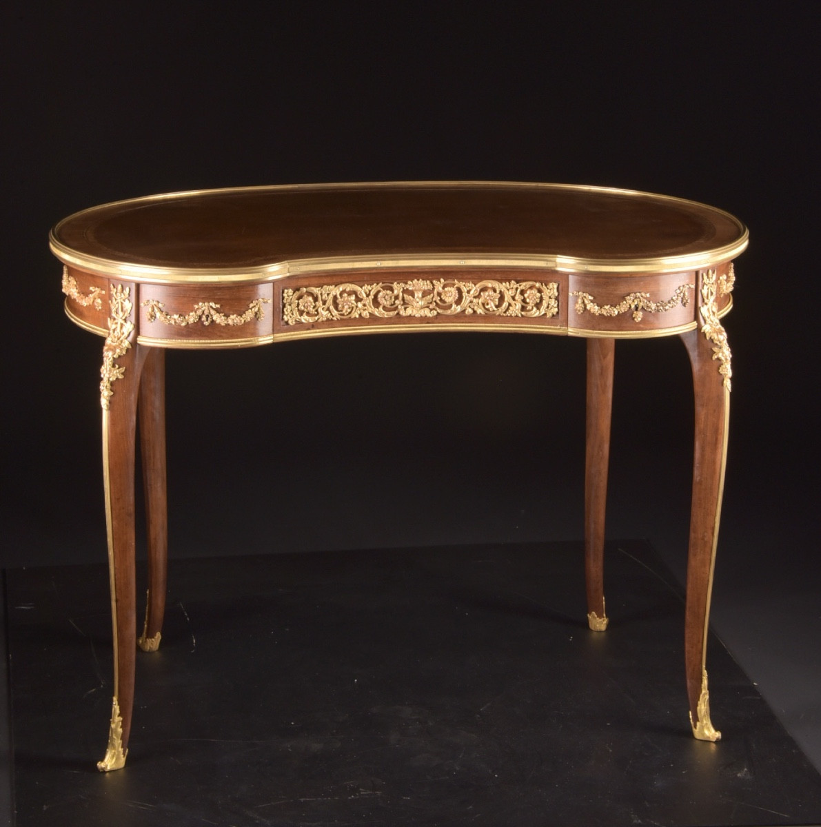 Table écritoire en forme de rognon par François Linke (1855–1946), France, fin du XIXᵉ siècle