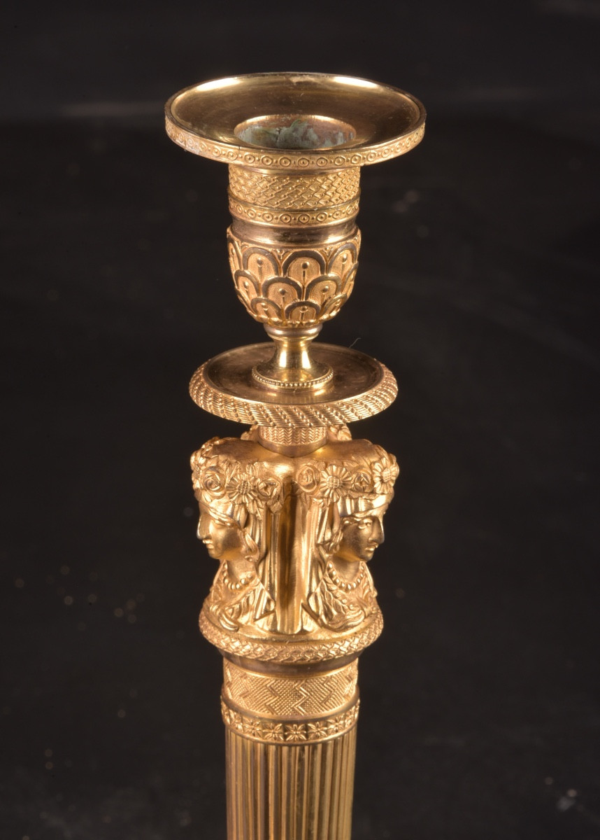 Une paire de bougeoirs Empire en bronze ciselé et doré, attribuée à Claude Galle, Paris-photo-4