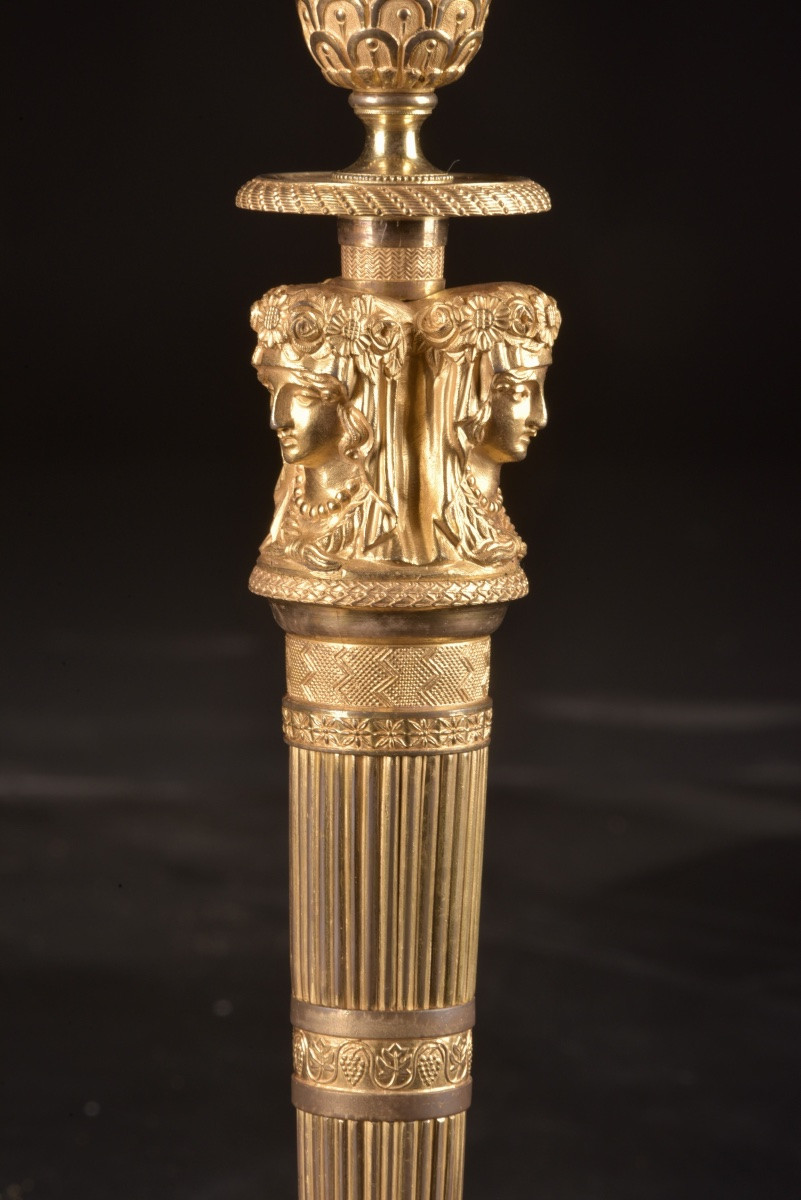 Une paire de bougeoirs Empire en bronze ciselé et doré, attribuée à Claude Galle, Paris-photo-1