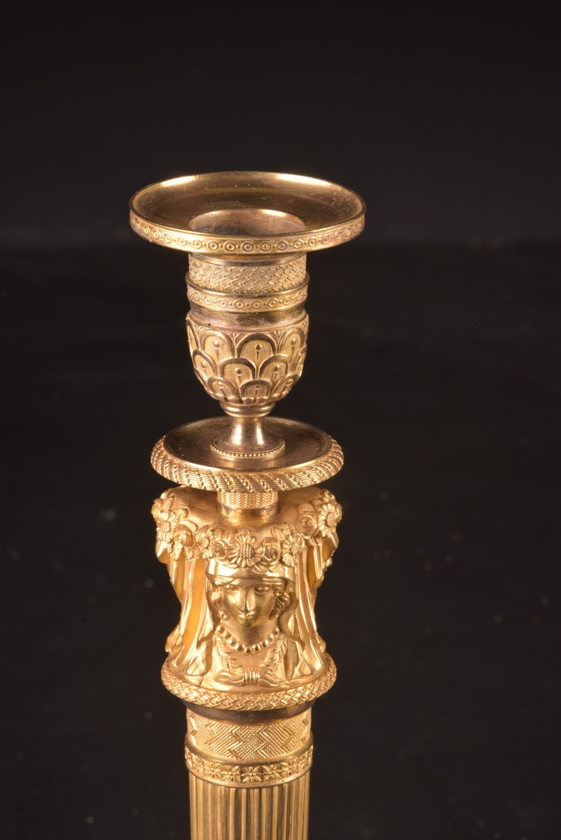 Une paire de bougeoirs Empire en bronze ciselé et doré, attribuée à Claude Galle, Paris-photo-3