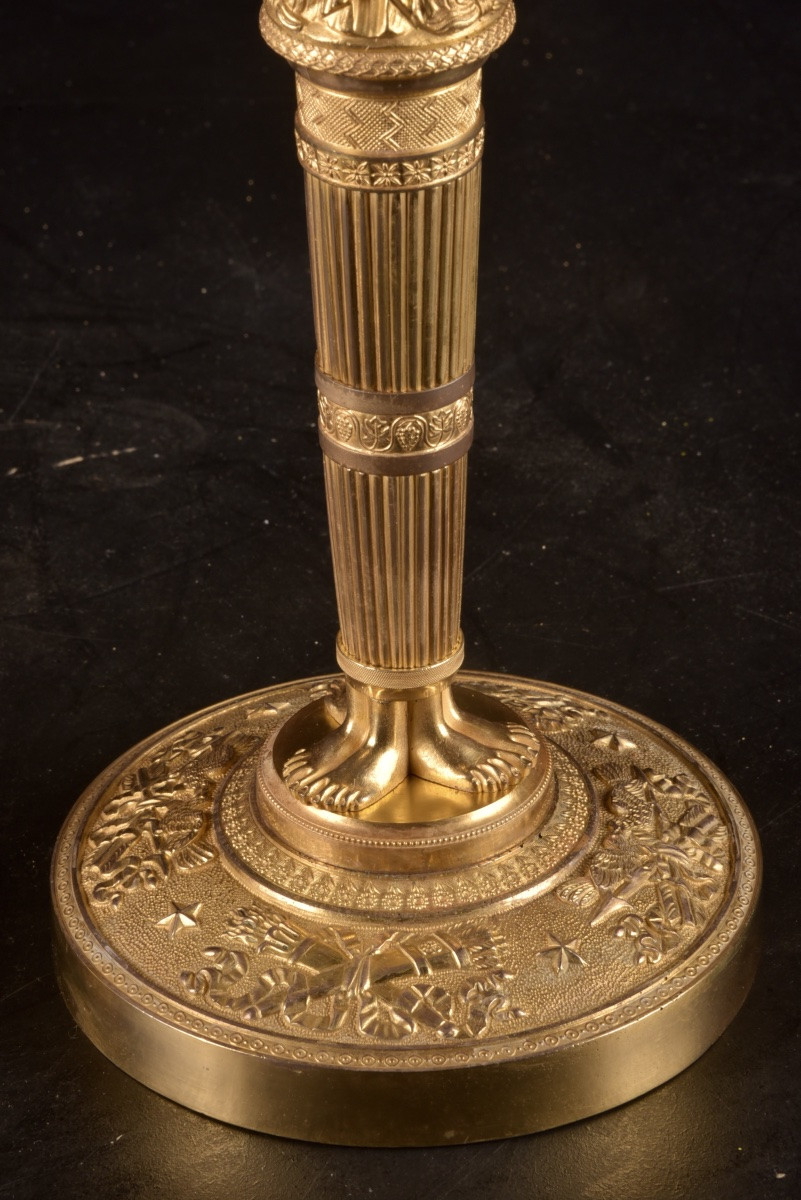 Une paire de bougeoirs Empire en bronze ciselé et doré, attribuée à Claude Galle, Paris-photo-5