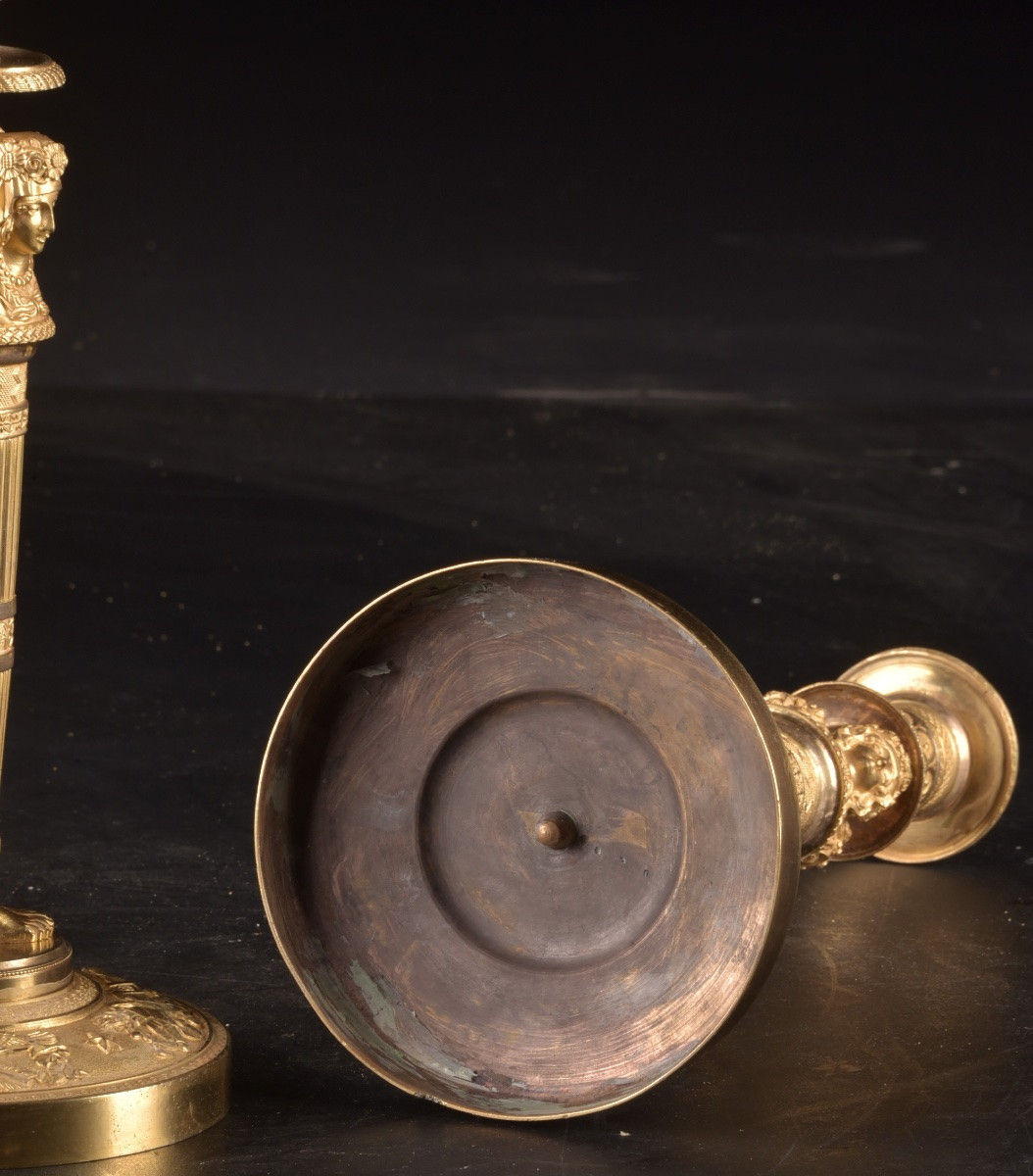 Une paire de bougeoirs Empire en bronze ciselé et doré, attribuée à Claude Galle, Paris-photo-6