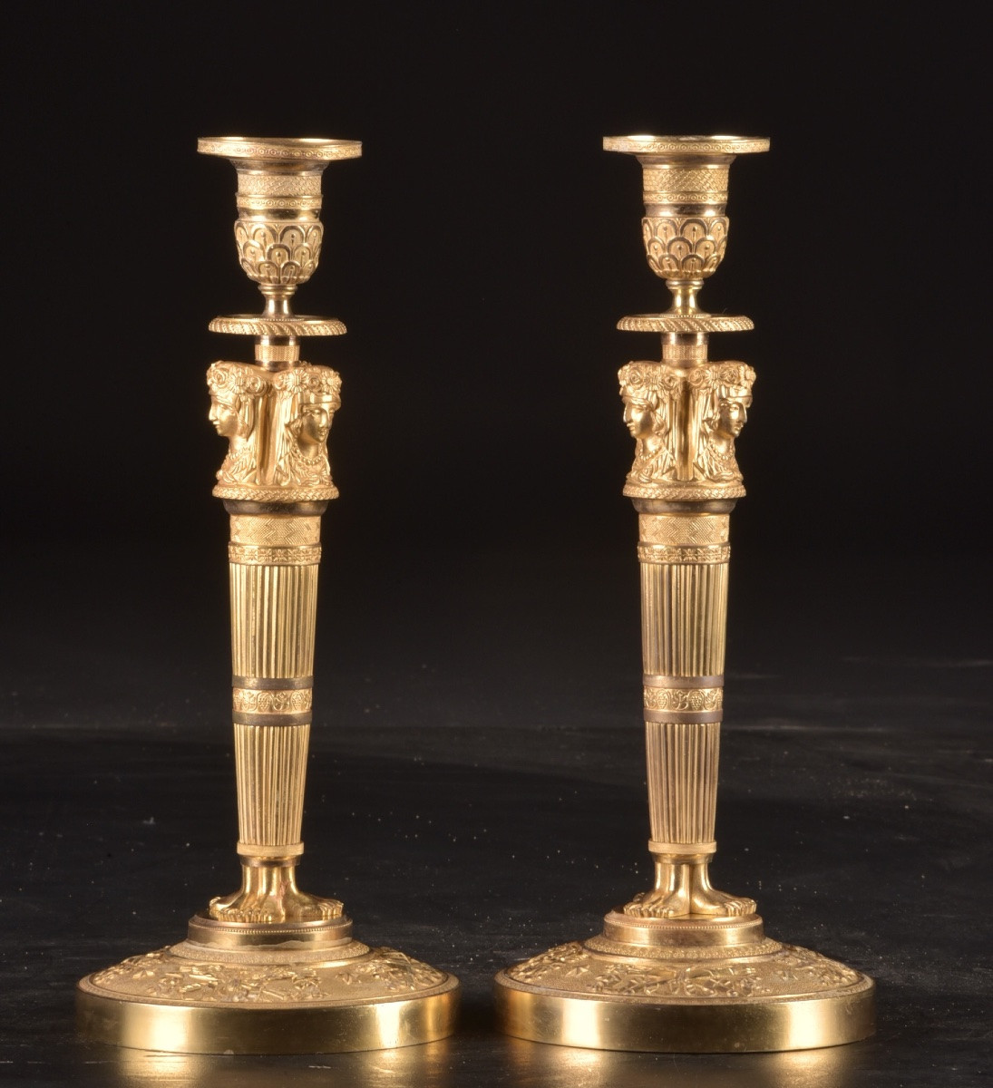 Une paire de bougeoirs Empire en bronze ciselé et doré, attribuée à Claude Galle, Paris-photo-7