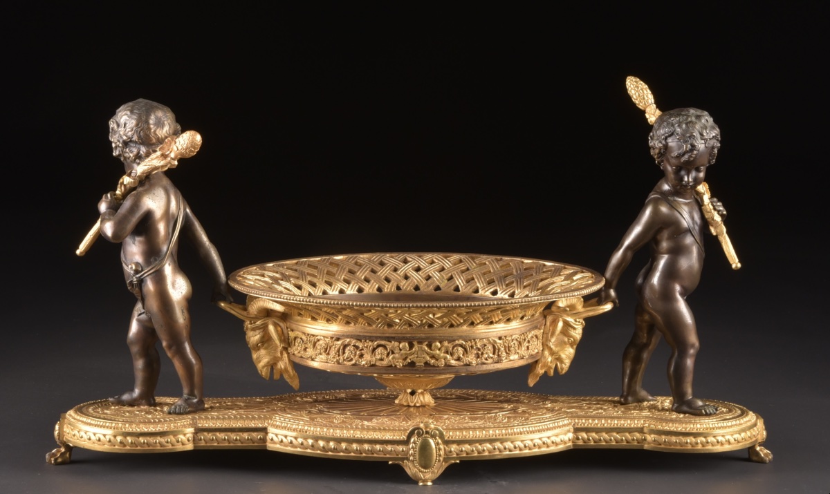 Centre de table Charles X en bronze doré et bronze patiné