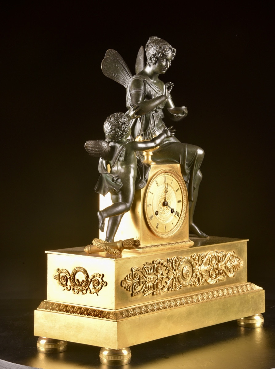 Pendule de cheminée d’époque Empire avec figure féminine et putto ailé (chérubin)-photo-4
