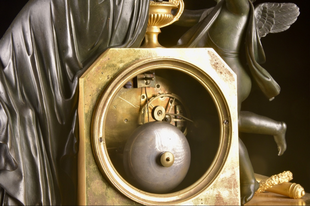 Pendule de cheminée d’époque Empire avec figure féminine et putto ailé (chérubin)-photo-2