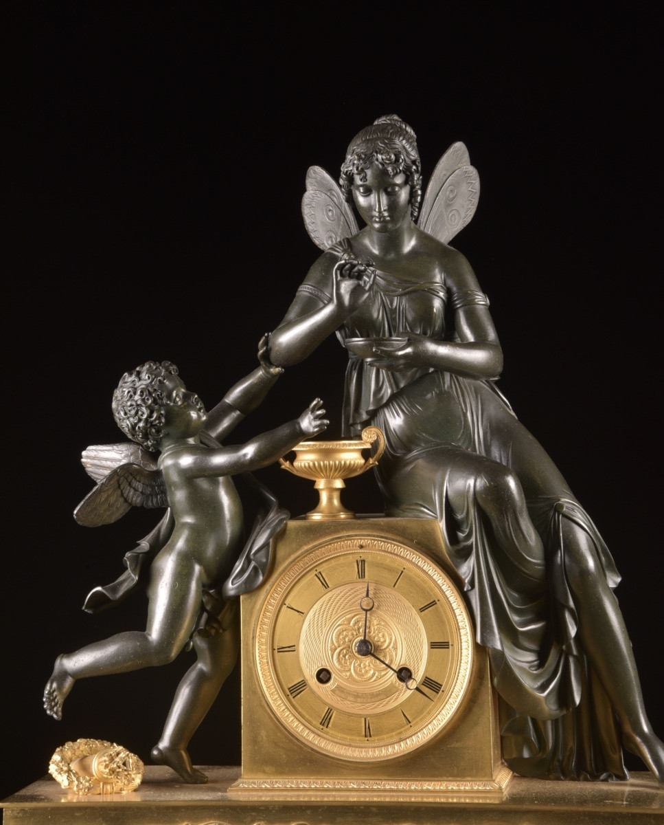 Pendule de cheminée d’époque Empire avec figure féminine et putto ailé (chérubin)-photo-5