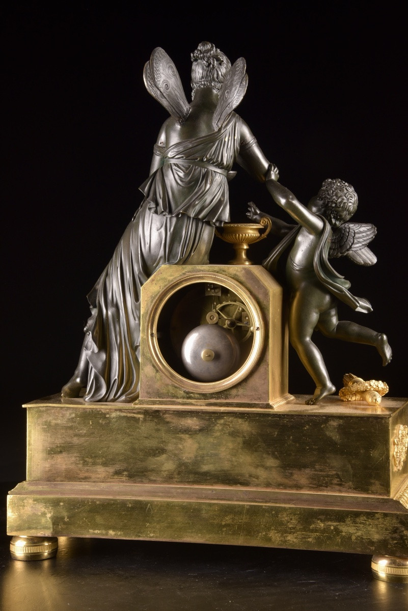 Pendule de cheminée d’époque Empire avec figure féminine et putto ailé (chérubin)-photo-7