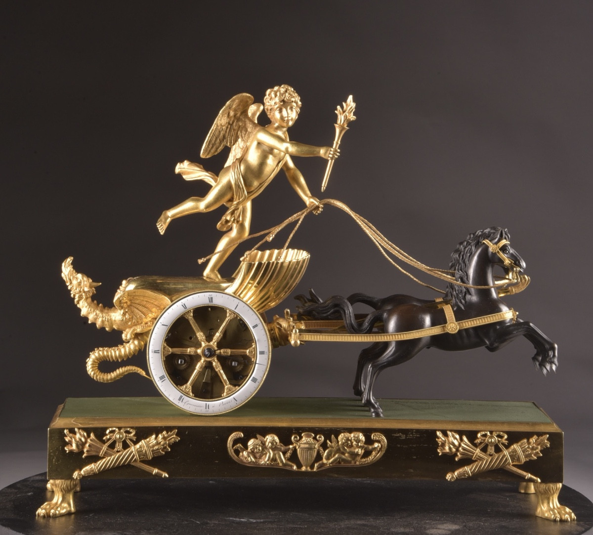 Pendule d’époque Empire en bronze doré et patiné, modèle au char triomphal, signée Courvoisier 