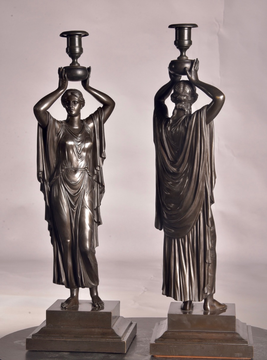 Paire de bougeoirs figuratifs en bronze patiné – Attribués à Louis-Valentin Elias Robert -photo-2