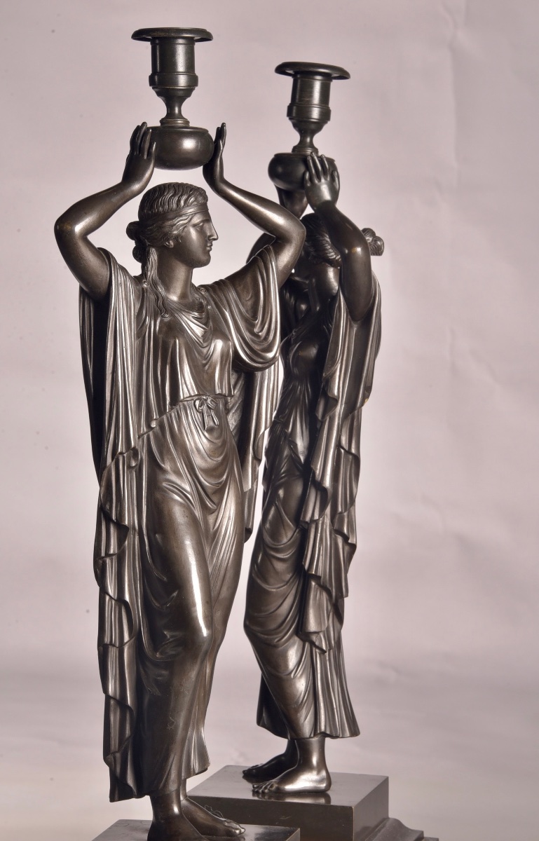 Paire de bougeoirs figuratifs en bronze patiné – Attribués à Louis-Valentin Elias Robert -photo-3