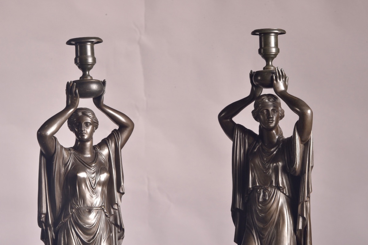 Paire de bougeoirs figuratifs en bronze patiné – Attribués à Louis-Valentin Elias Robert -photo-1