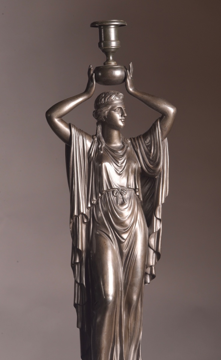 Paire de bougeoirs figuratifs en bronze patiné – Attribués à Louis-Valentin Elias Robert -photo-2
