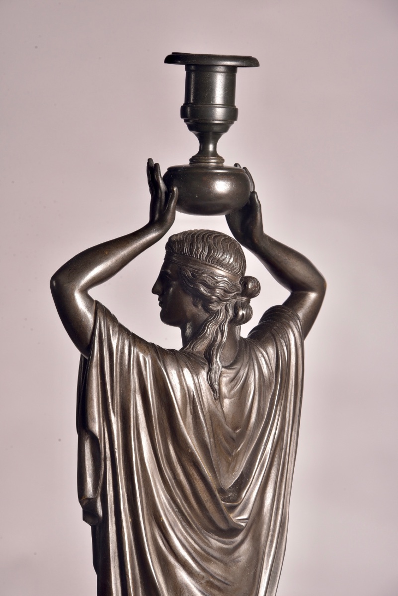 Paire de bougeoirs figuratifs en bronze patiné – Attribués à Louis-Valentin Elias Robert -photo-3
