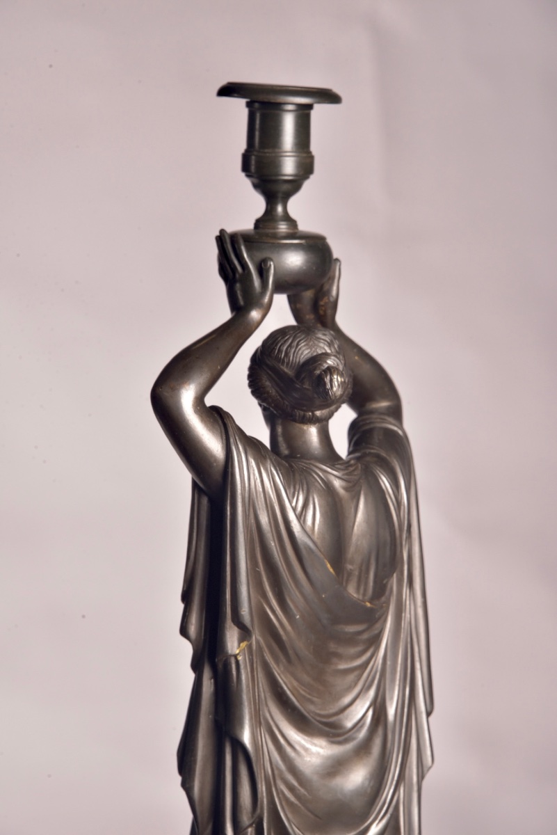 Paire de bougeoirs figuratifs en bronze patiné – Attribués à Louis-Valentin Elias Robert -photo-4