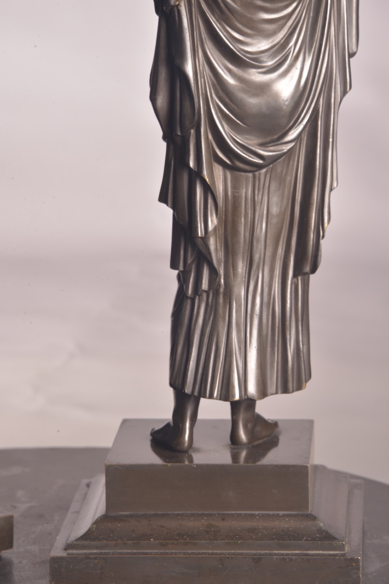 Paire de bougeoirs figuratifs en bronze patiné – Attribués à Louis-Valentin Elias Robert -photo-6