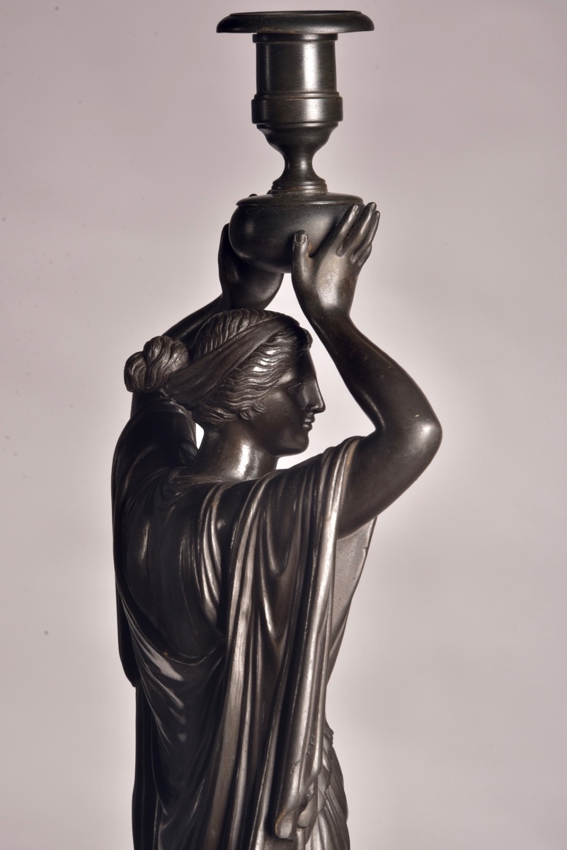 Paire de bougeoirs figuratifs en bronze patiné – Attribués à Louis-Valentin Elias Robert -photo-8