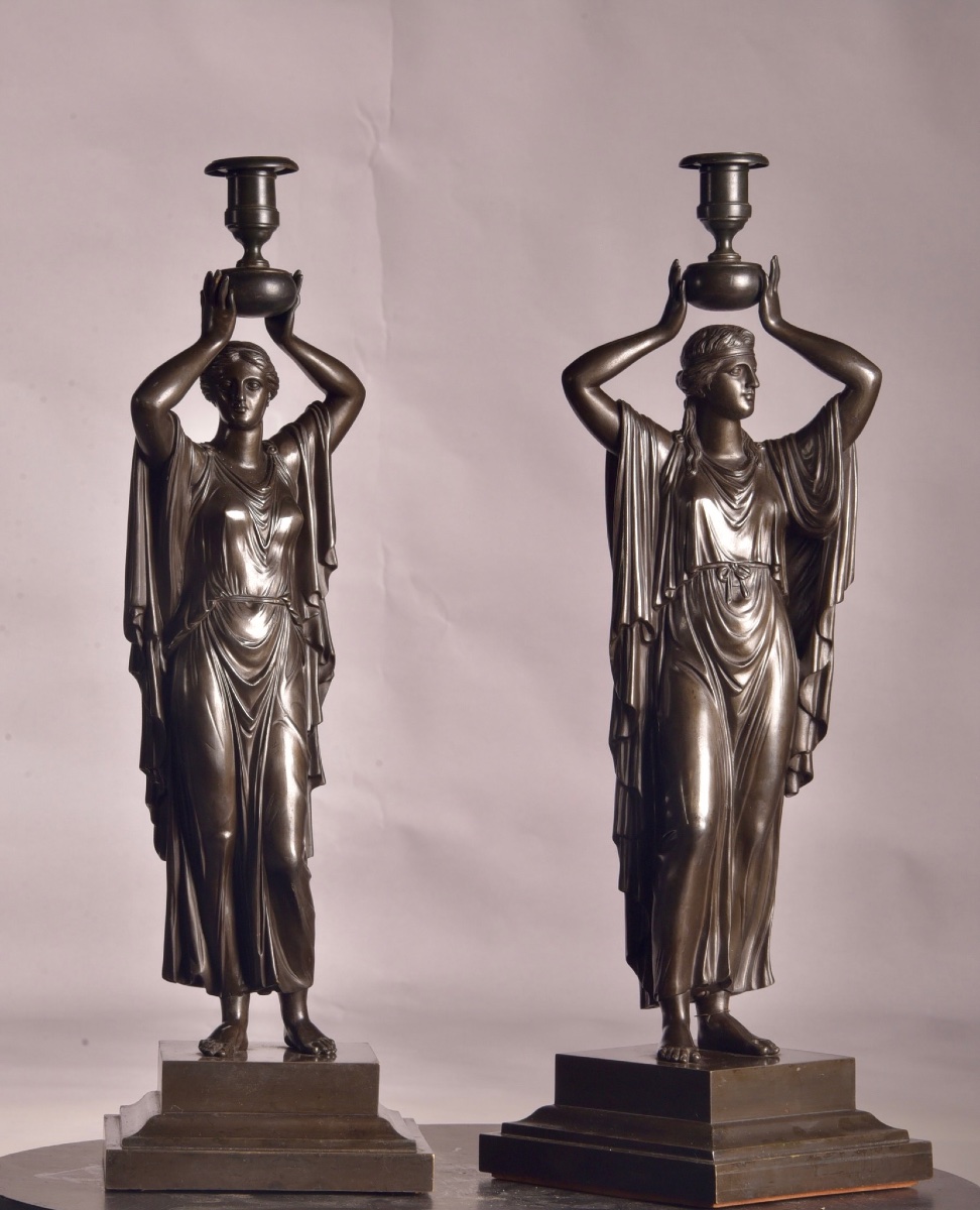 Paire de bougeoirs figuratifs en bronze patiné – Attribués à Louis-Valentin Elias Robert 