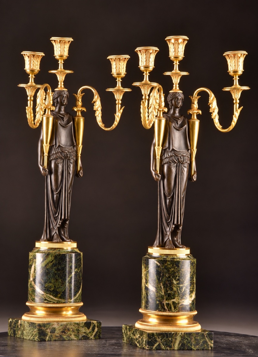 Paire d’importants candélabres Empire aux cariatides – Bronze patiné et doré