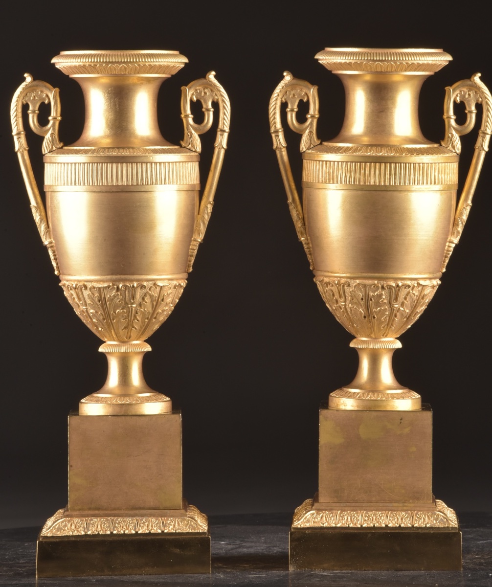 Paire de vases amphores en bronze doré d’époque Empire, vers 1810–1820
