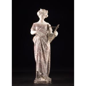Figure en marbre sculpté d’une jeune femme à la lyre, signée Pugi