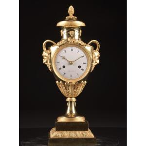 Pendule en forme de vase en bronze doré, signée Buzé à Paris, époque Empire (début XIXe siècle)