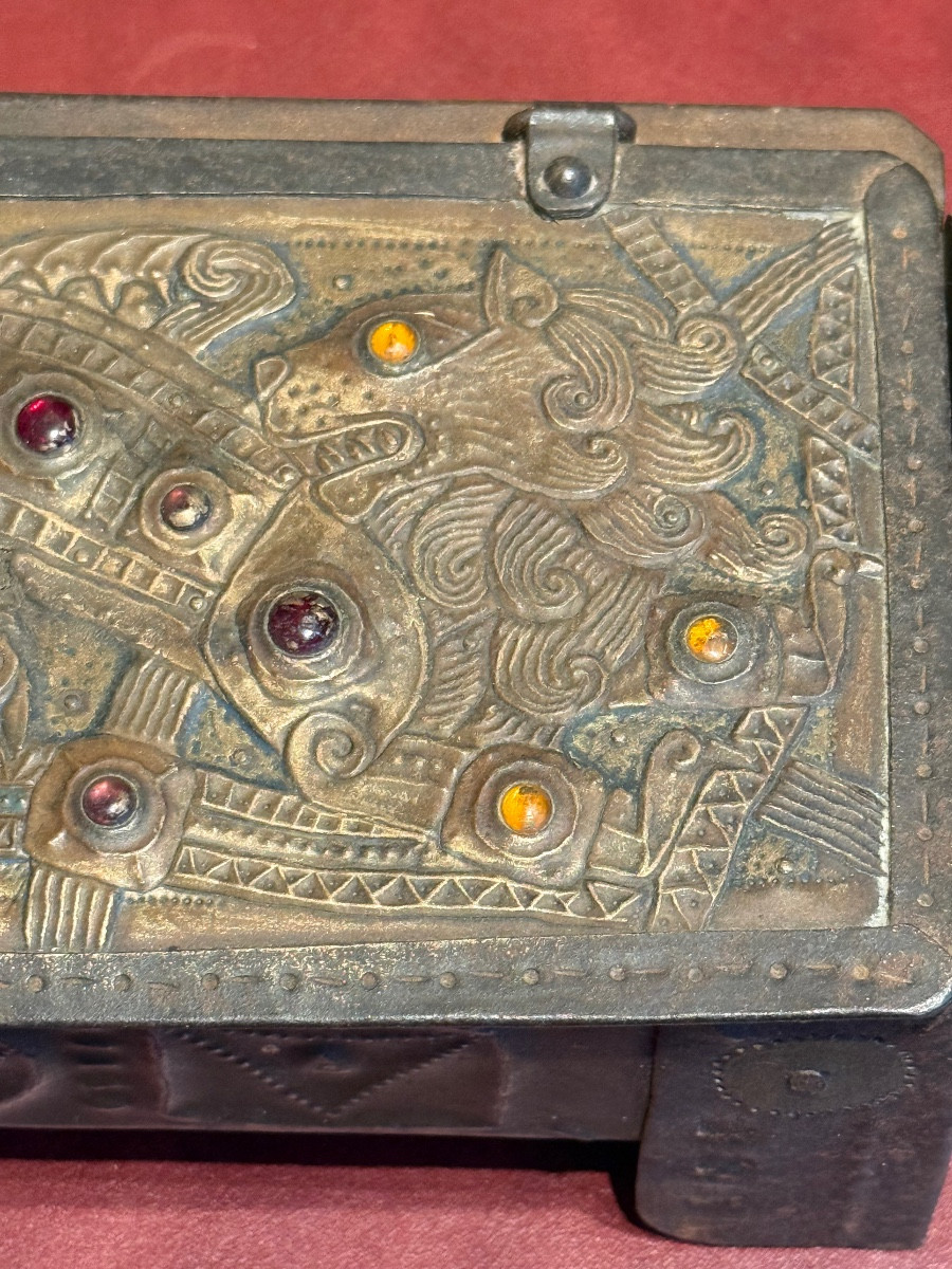 Coffret en fer et cabochons signé Alfred Daguet.