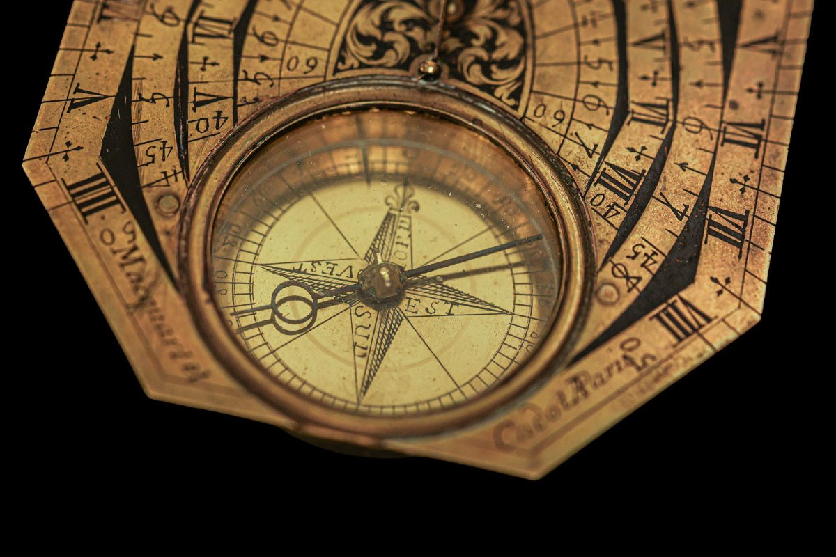 Cadran Solaire Portatif faisant Boussole-photo-1