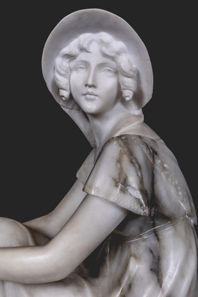 Sculpture En Albâtre à Deux Tons d'Une élégante Assise Signé Pugi