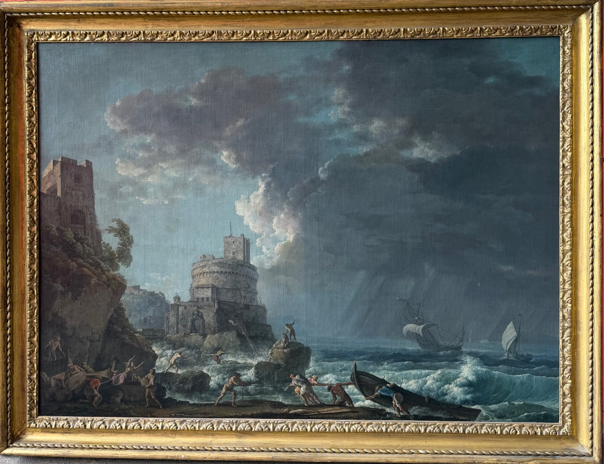 Tempête devant une côte rocheuse avec averses torrentielles.