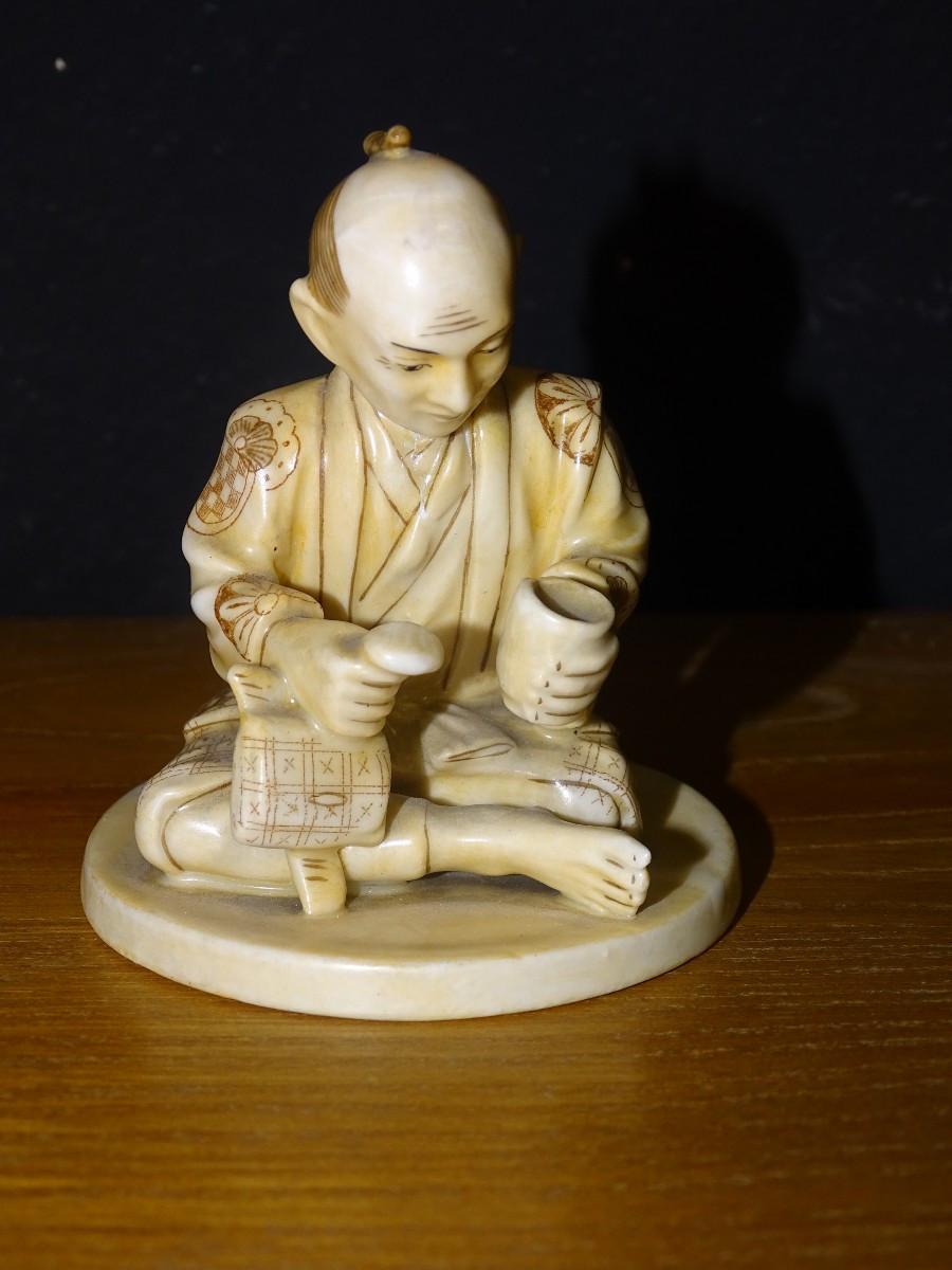 OKIMONO EN PORCELAINE BLANCHE JAPON