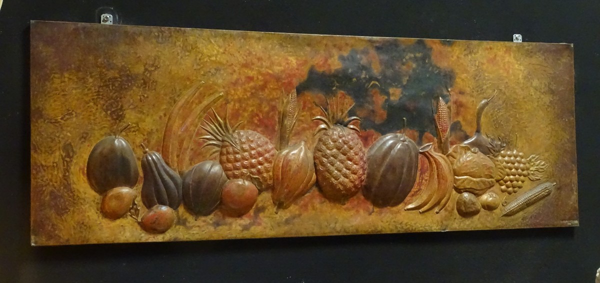 imposante sculpture en cuivre repoussé a décor de fruit exotique, datée et signée 1963 ou 83