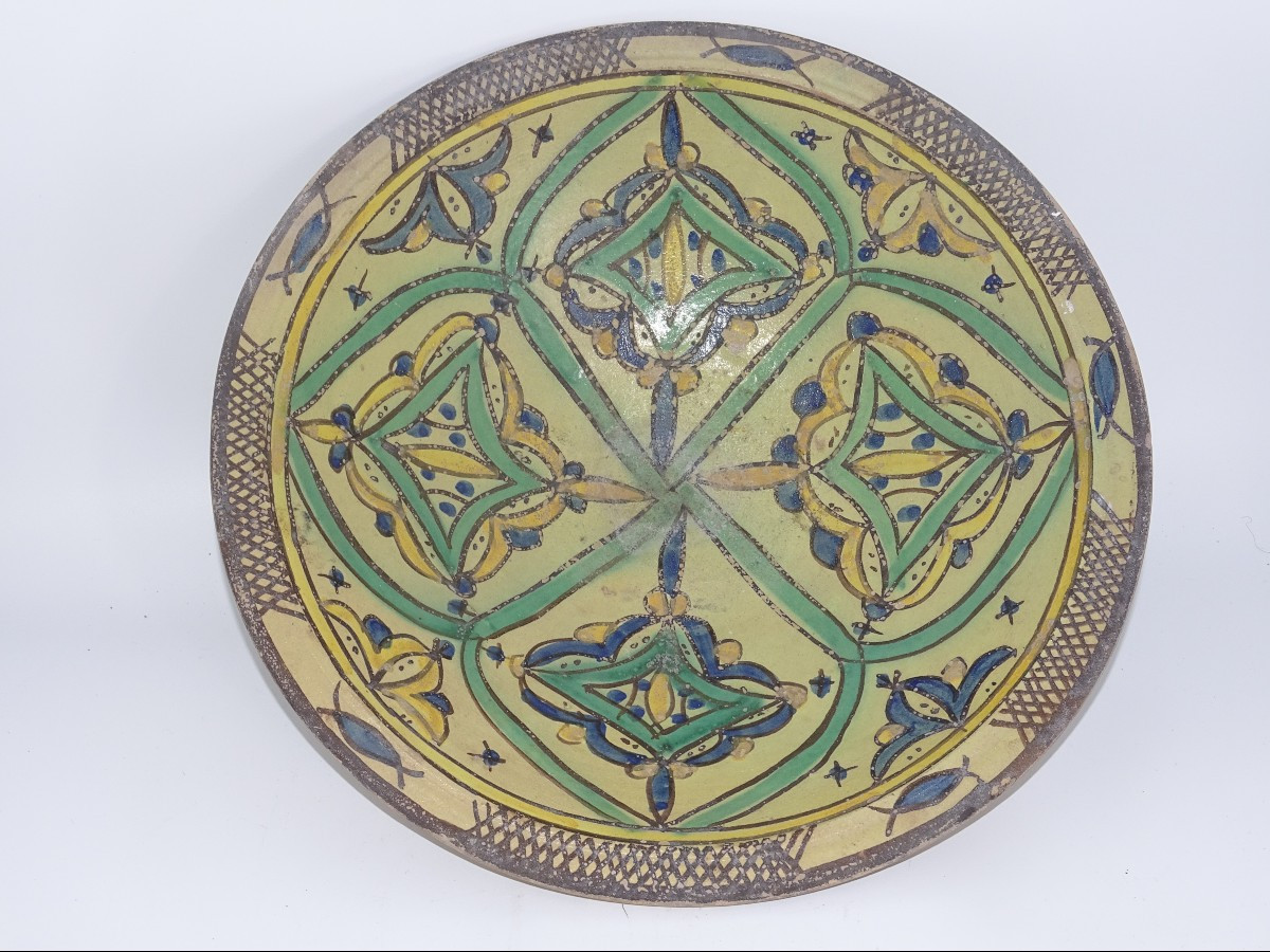 plat ghotar signé en faience polychrome, région de fes, époque XIXème