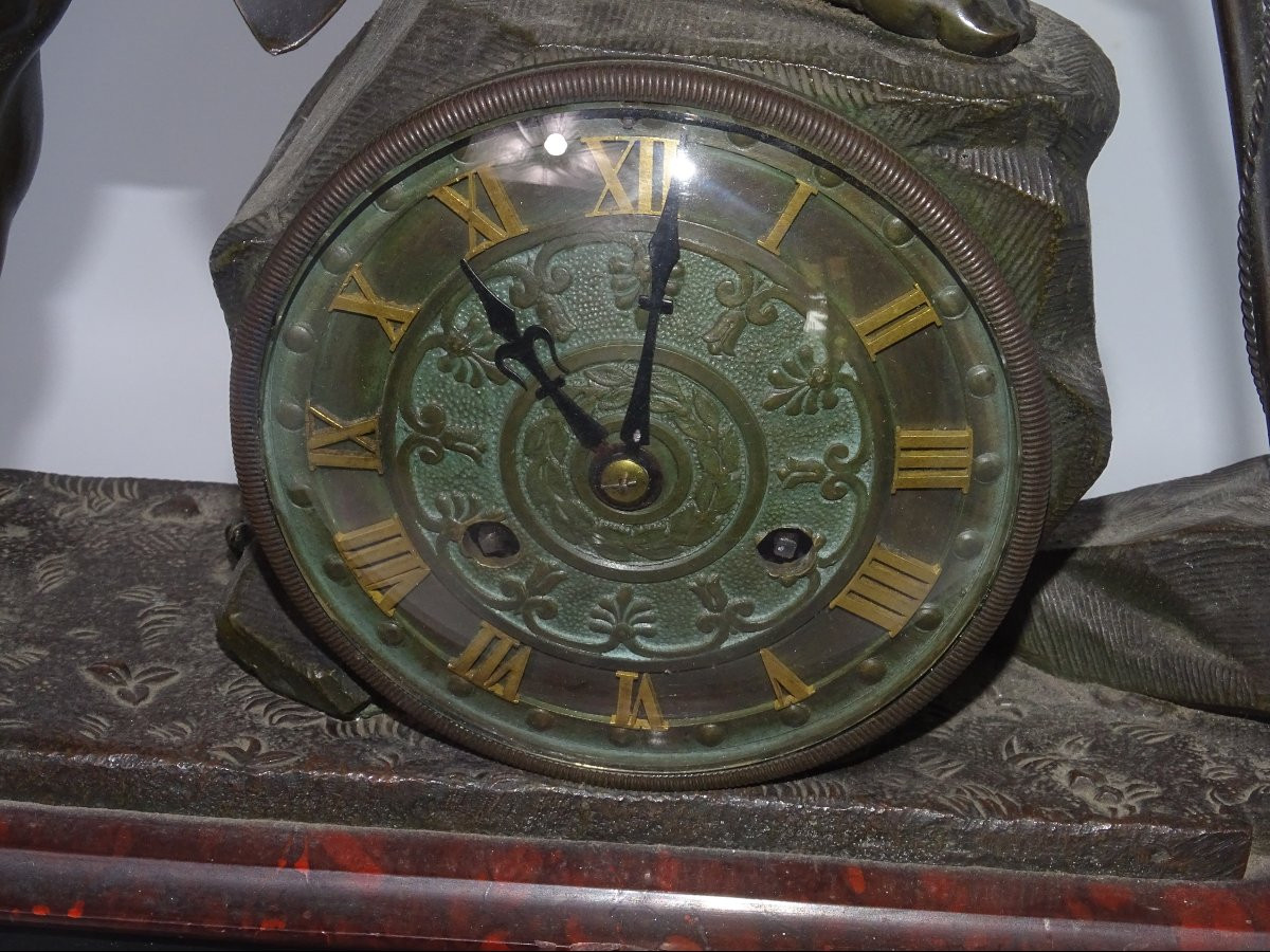 grande pendule en marbre et bronze a décor de guerrier romain époque XIXème-photo-3