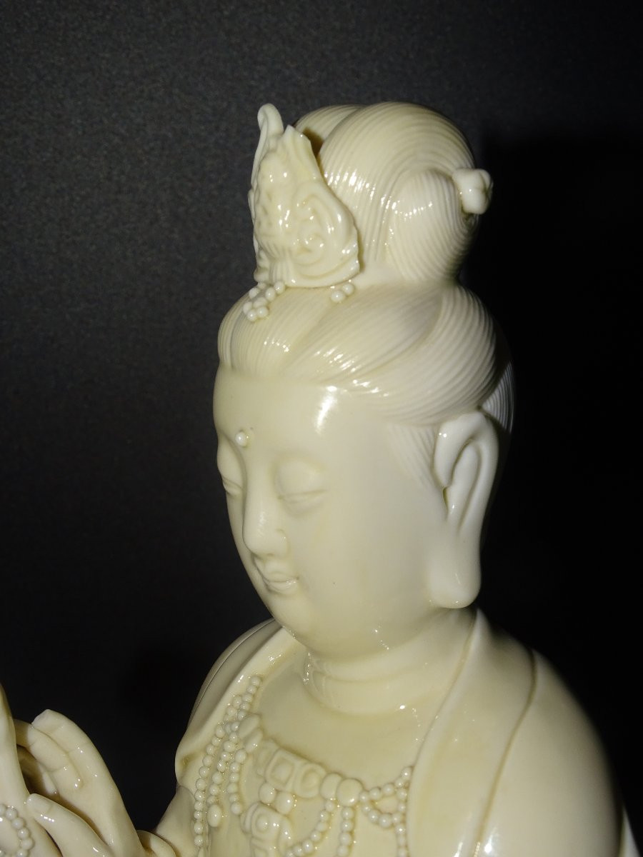 Guanyin Sculpture On A Fo Dog, Blanc De Chine Or Dehua From The 18th Century-photo-3