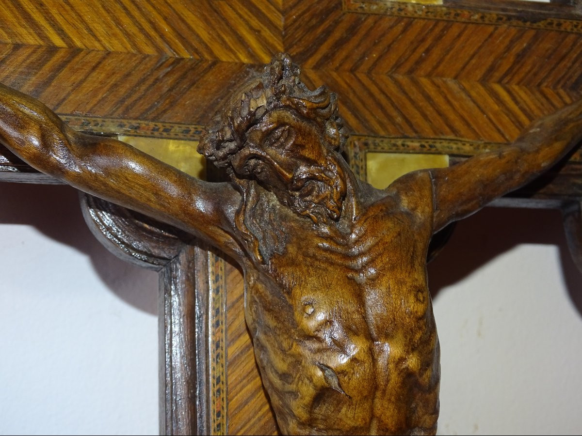 crucifix, christ mural sculpté du XIXème, marqueterie fine-photo-4