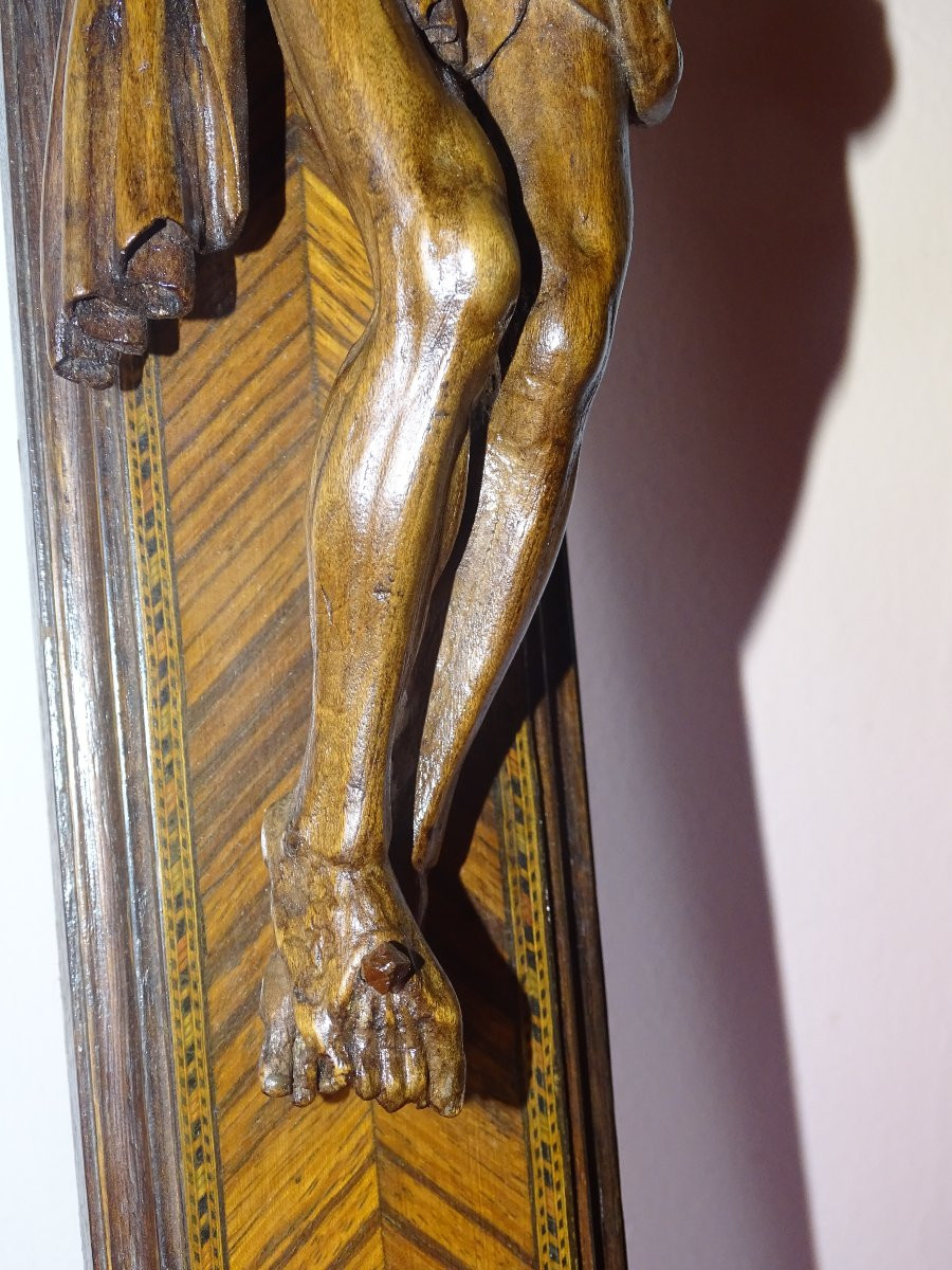 crucifix, christ mural sculpté du XIXème, marqueterie fine-photo-2