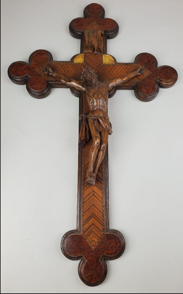 crucifix, christ mural sculpté du XIXème, marqueterie fine