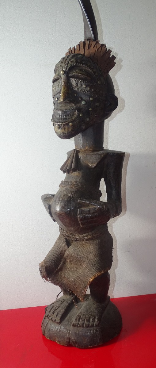 SONGYE, RDC Fétiche présentant un personnage les genoux fléchis, 83 cm-photo-2