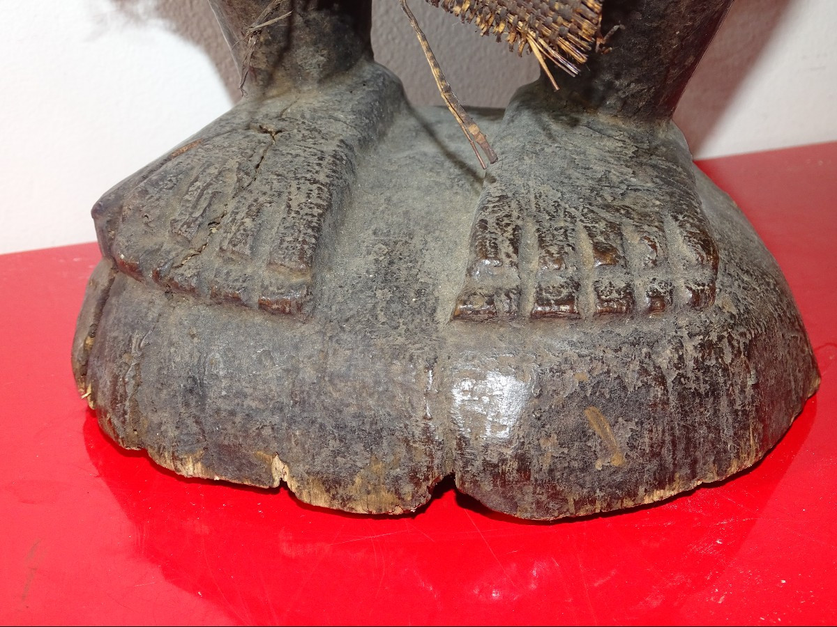 SONGYE, RDC Fétiche présentant un personnage les genoux fléchis, 83 cm-photo-3