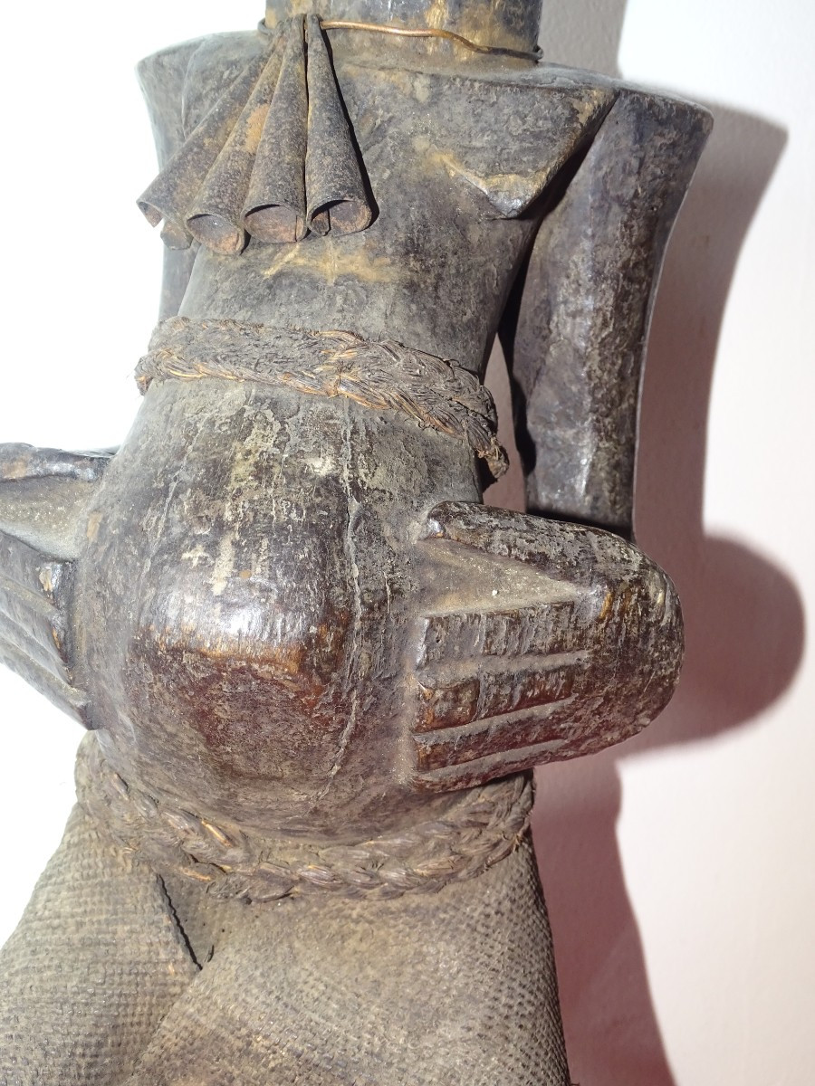 SONGYE, RDC Fétiche présentant un personnage les genoux fléchis, 83 cm-photo-4
