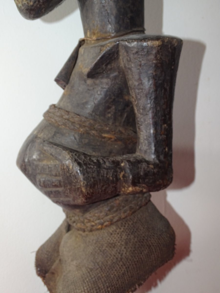 SONGYE, RDC Fétiche présentant un personnage les genoux fléchis, 83 cm-photo-3
