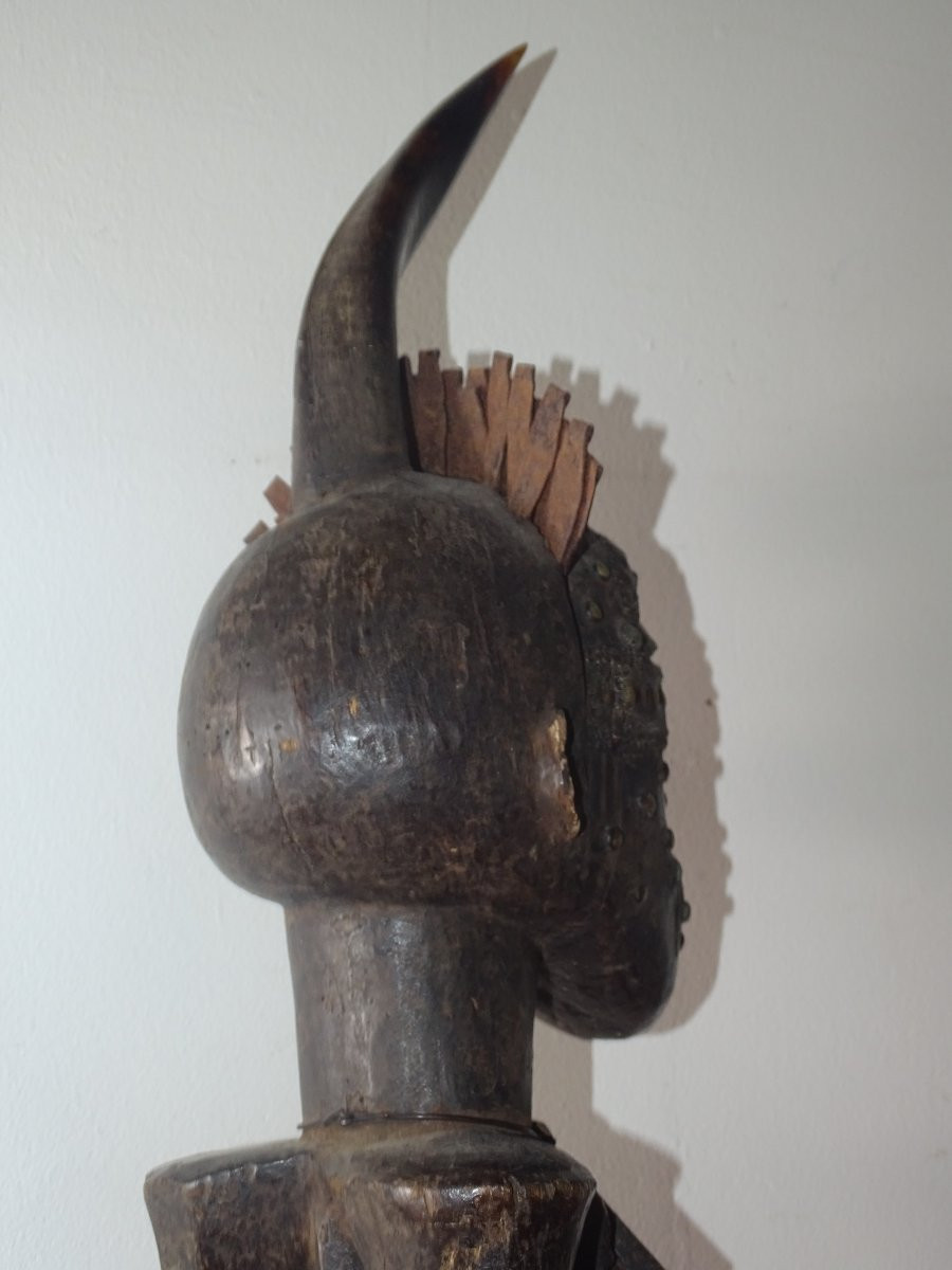 SONGYE, RDC Fétiche présentant un personnage les genoux fléchis, 83 cm-photo-4