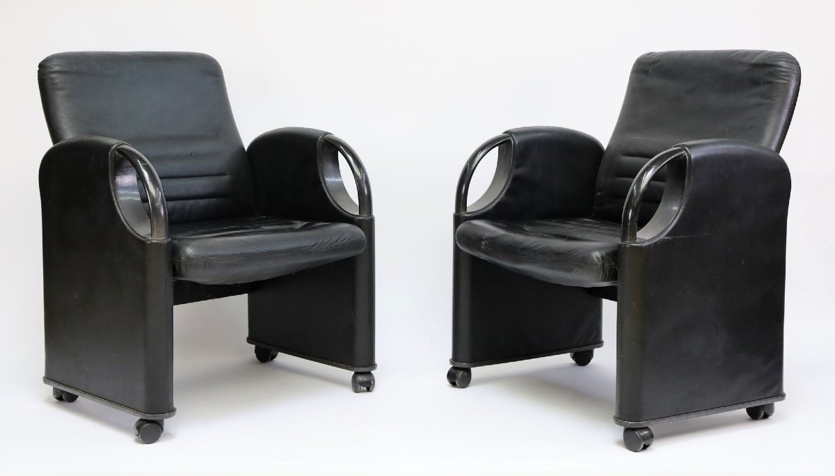 GIOTTO STOPPINO, Paire de fauteuils sur roulettes en cuir noire, 1970