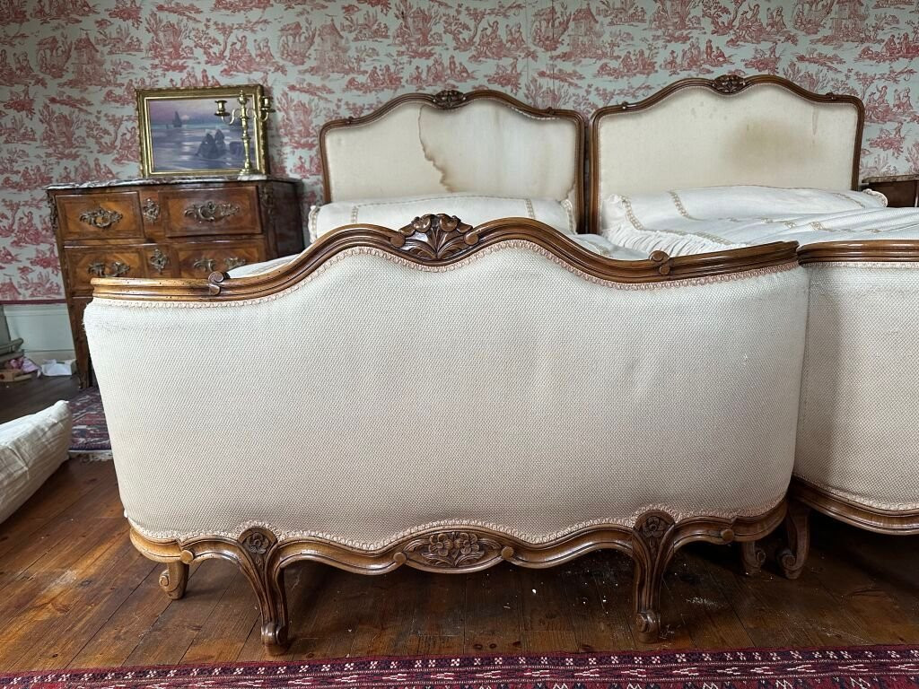 Paire de lits en noyer mouluré et sculpté. Style Louis XV.-photo-3