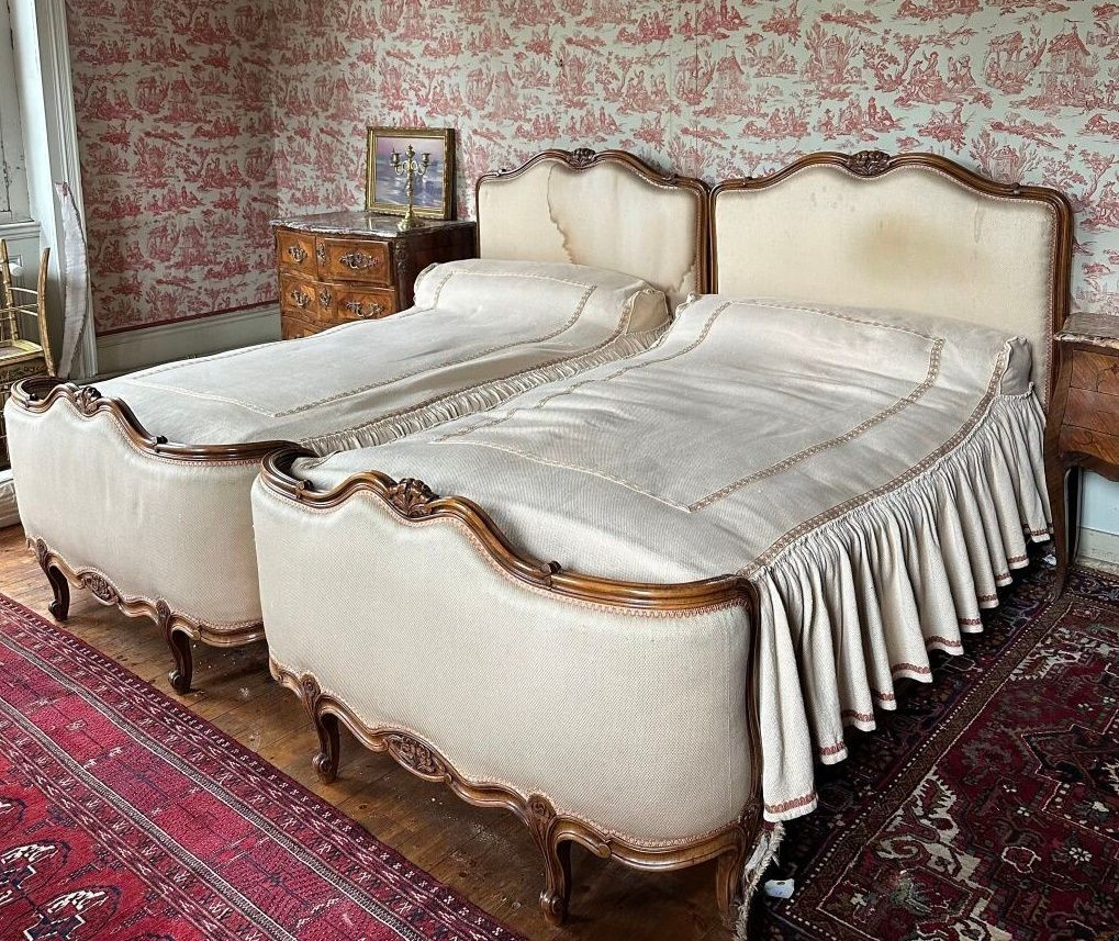 Paire de lits en noyer mouluré et sculpté. Style Louis XV.