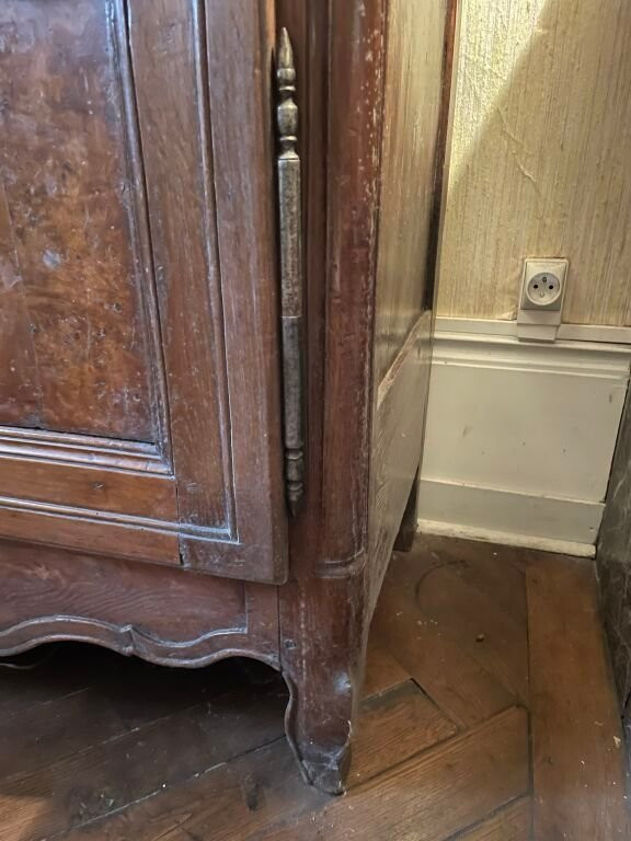 Armoire louis XV d'époque en bois sculpté et monogrammée AF-photo-1