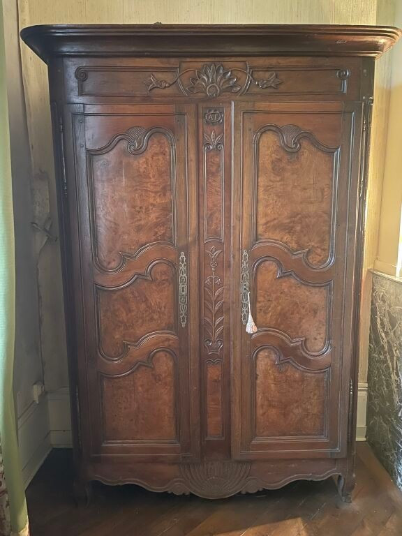 Armoire louis XV d'époque en bois sculpté et monogrammée AF