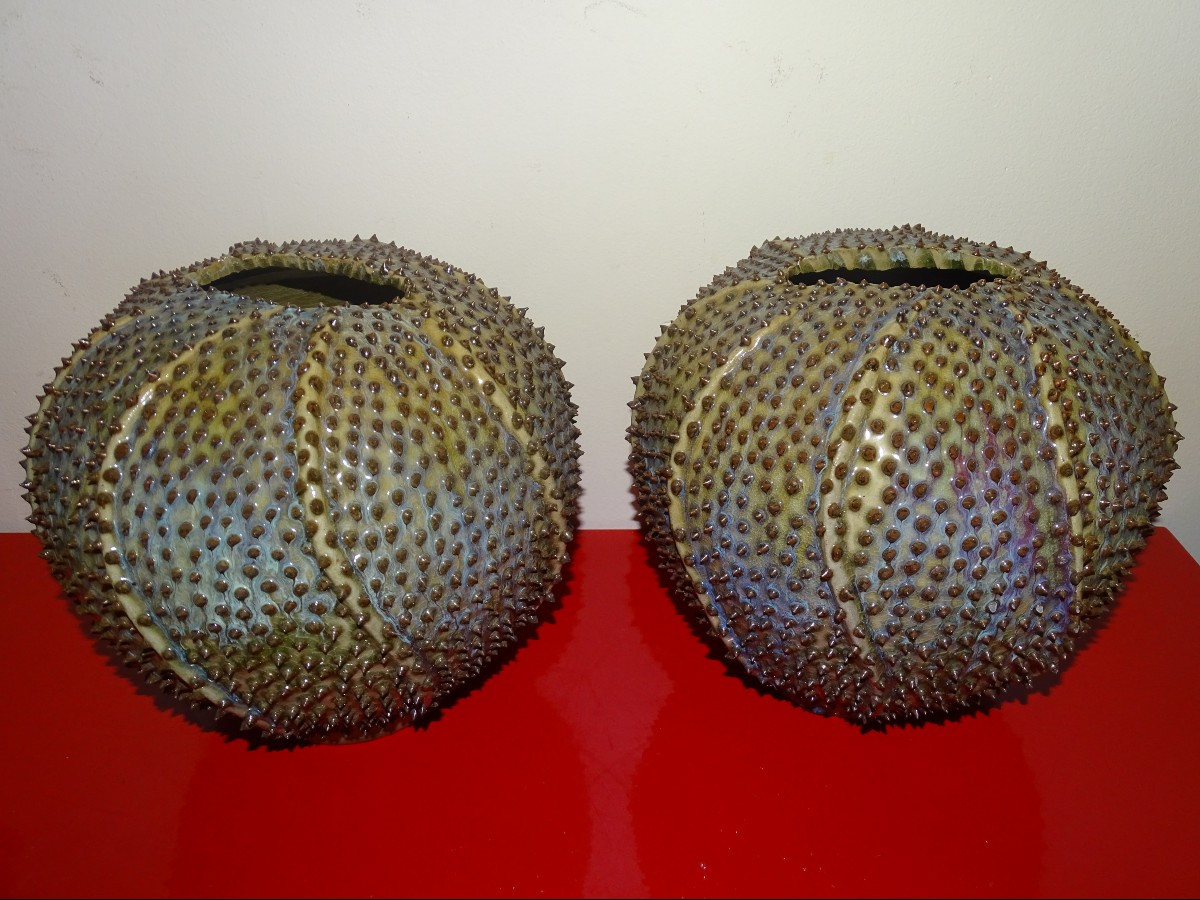 Paire de vases barbotine oursin de mer de chez "des pots". Collection saint tropez.