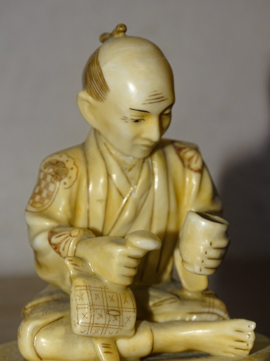 Okimono In White Porcelain From Japan-photo-1